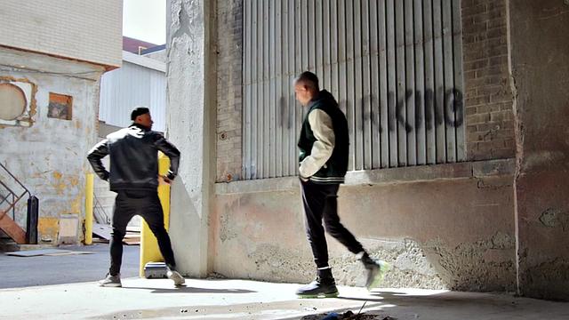 Muscled tattooed jock smashing bottom stud BJ