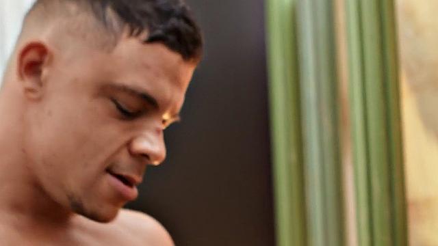 Muscled tattooed jock smashing bottom stud BJ