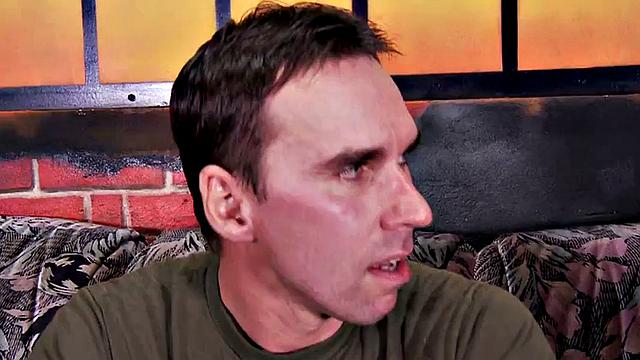 начальницы в чулках учат подчинённого терпению на рабочем месте