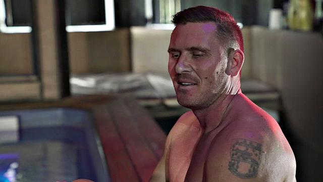 британская блондинка с тату сосёт и трахается у бассейна с парнем с большим членом