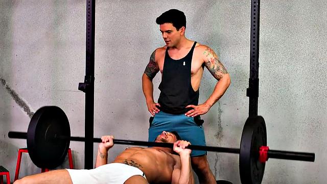 накачанный качок из зала ловит без резинки и ржет над собой