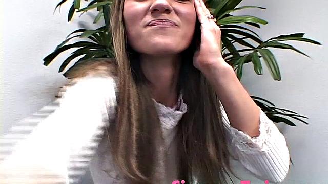 две взрослые близняшки раздеваются на кастинге