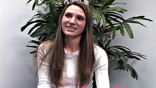 две взрослые близняшки раздеваются на кастинге