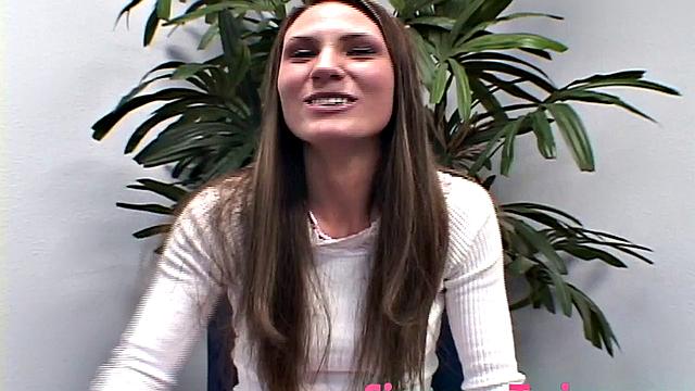 две взрослые близняшки раздеваются на кастинге