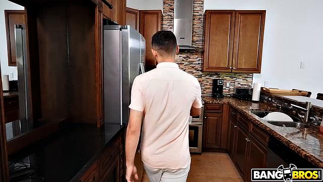 Рейган Лаш устроила жёсткую уборку и страстный секс со взрослым пасынком в душе и на кресле-бабочке.