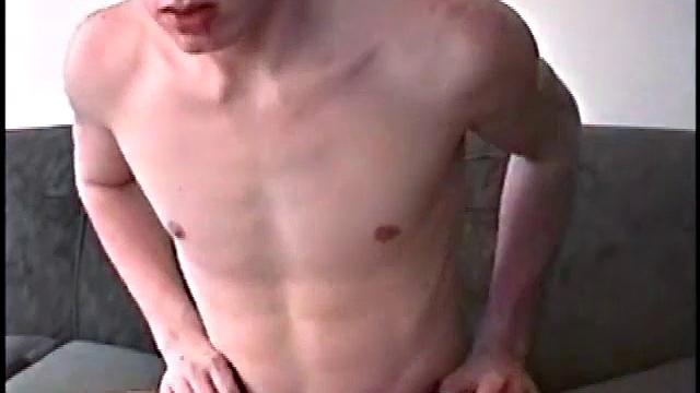 Роар дрочит себе