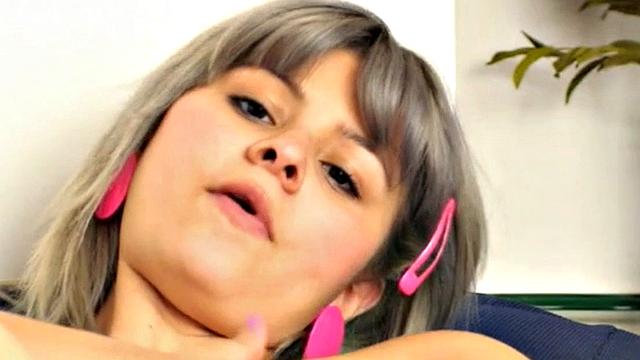 блондинка делает вид, что работает, а руками давно на писке