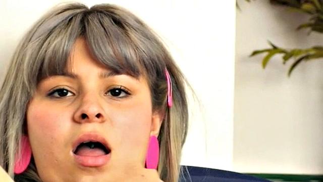 блондинка делает вид, что работает, а руками давно на писке