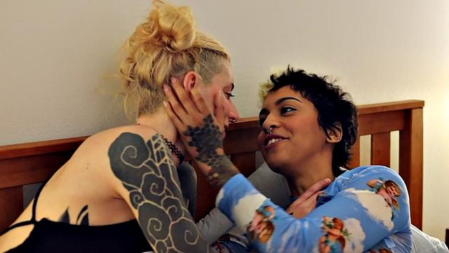 Amateur queers lick and finger each other at home