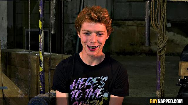 Издеваются над игрушками твинков - Часть 1 - Эйвери Монро и Алекс Фо