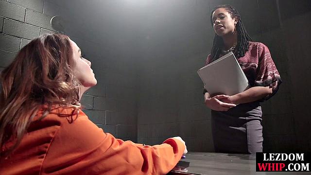 Изящная госпожа шутит и пальчиками доводит зрелую мулатку до стонов, всё под присмотром плётки и в крутом белье - настоящая ирония доминирования.