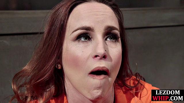 Изящная госпожа шутит и пальчиками доводит зрелую мулатку до стонов, всё под присмотром плётки и в крутом белье - настоящая ирония доминирования.