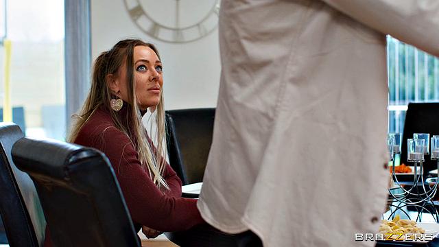 блондинка франчес соблазняет дэнни и изменяет прямо в спальне