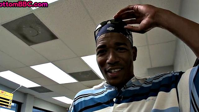 чёрный мачо получает жёстко в магазине