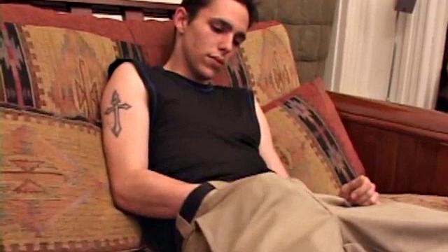 Шон облизывает свой член и заливает себя мощной струёй спермы