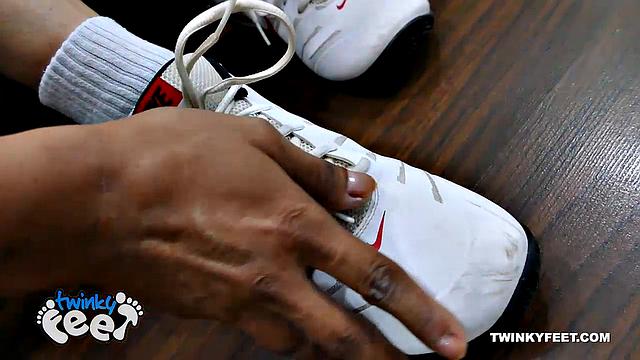 Микал оценивает ноги Феликса, пока тот уже не может сдержаться и кончает на кровати