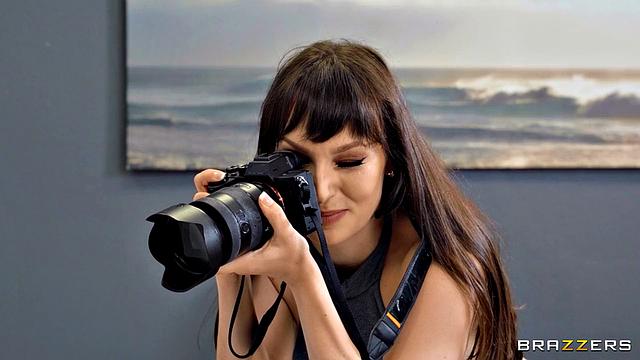 Пока Лекси Луна учит парочку трахаться, фотоаппарат работает на износ! Кто бы знал, что их первый раз будет втроём!