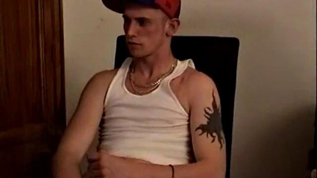 Маршалл дрочит за деньги и кончает на камеру