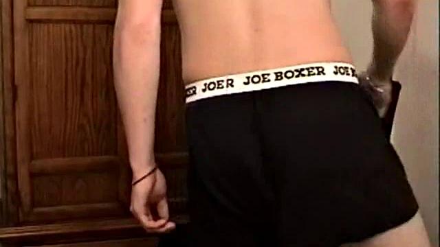 Маршалл дрочит за деньги и кончает на камеру