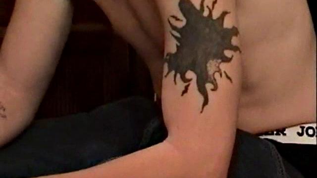 Маршалл дрочит за деньги и кончает на камеру