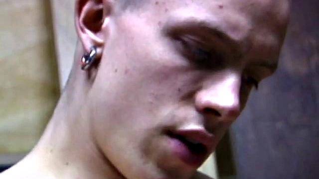 Шейн дрочит жёстко и заливает всё спермой