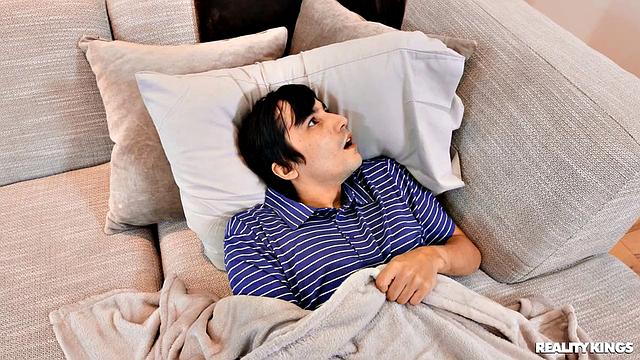 Сера Райдер ловит Рики Спэниш за подглядыванием и садится на его лицо, чтобы наказать в постели.