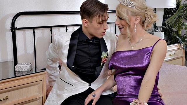 Deepthroating TS in stockings barebacked in bathroom