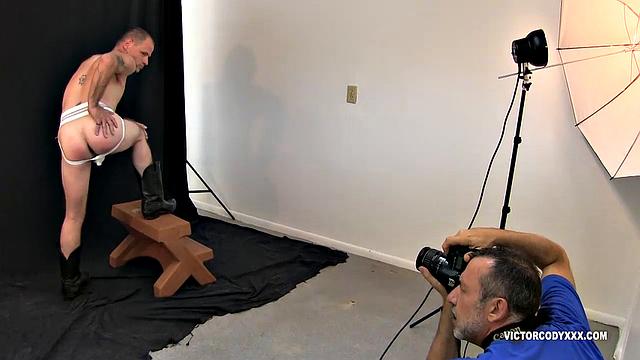 Виктор Коди трахается с Дэнни без резинки