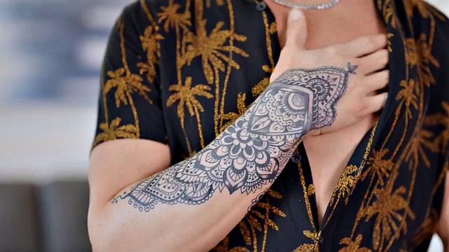 Solo stud with hot body wanks cock and cums on casting