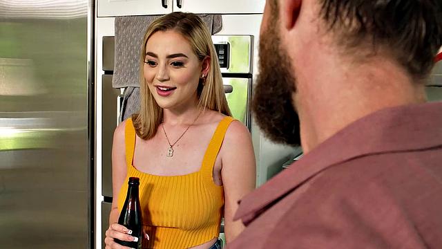 Сочные сиськи Блейк Блоссом скачут, пока она жестко катается на толстом члене Брэда