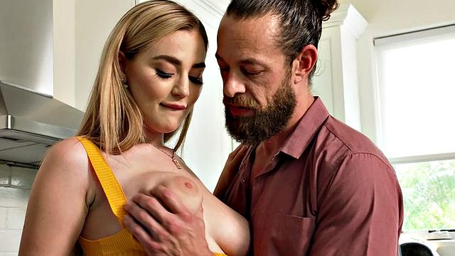 Сочные сиськи Блейк Блоссом скачут, пока она жестко катается на толстом члене Брэда