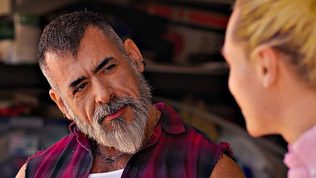 молодой красавчик заводит волосатого мишку на полную