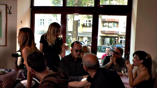 смотри, как сабмиссивная сосет доминанту при всех зрителях