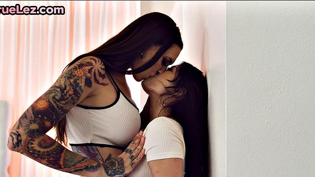 Tiny Asian fingered by inked babe before facesitting