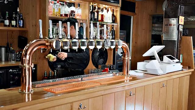 рыжая с жопой как надутая канистра заливает асфальт и ржет