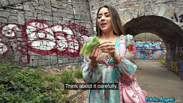 татуированная латинка Kitty Love сосёт и глотает сперму на улице