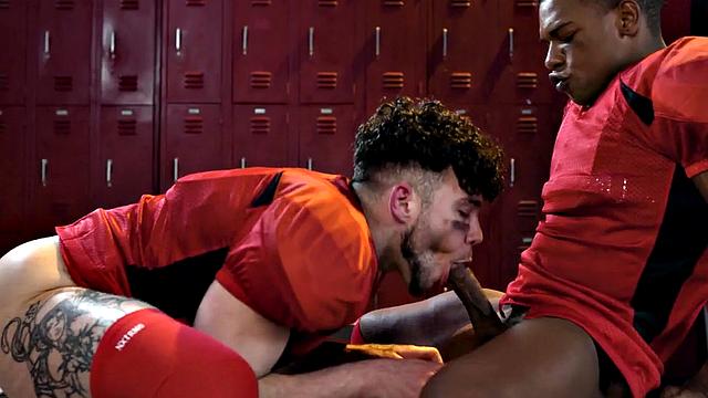 подкачанный черный жарит парня в раздевалке до кончи