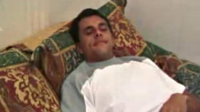 Седой гей дрочит с дилдо и кончает на камеру.