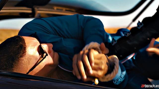 Бруклин Грей и наёмники трахаются в пустыне и устраивают лесбийское шоу с синтетиками под солнцем апокалипсиса.