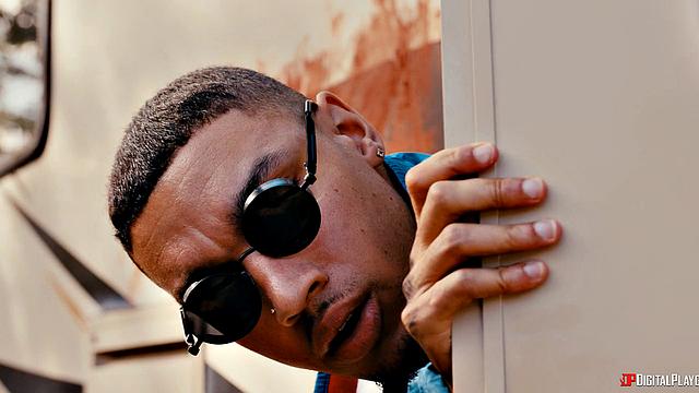 Бруклин Грей и наёмники трахаются в пустыне и устраивают лесбийское шоу с синтетиками под солнцем апокалипсиса.