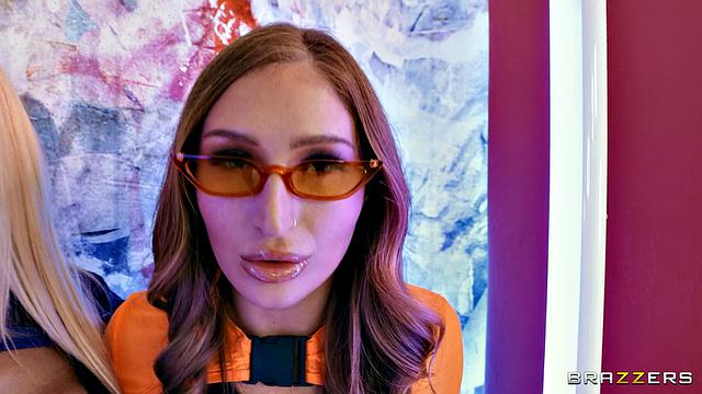 Brittney Kade и Skylar Snow трутся телами в масле и трахаются на камеру как две страстные зрелые бестии.