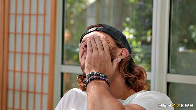 Виолет Майерс моет свои огромные сиськи, а брат подглядывает по заданию сестры - ну и кто тут не устоял?