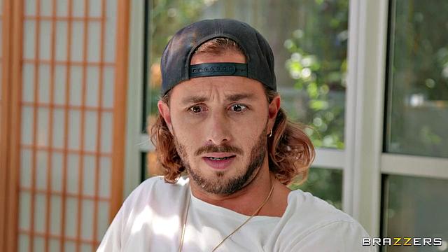 Виолет Майерс моет свои огромные сиськи, а брат подглядывает по заданию сестры - ну и кто тут не устоял?