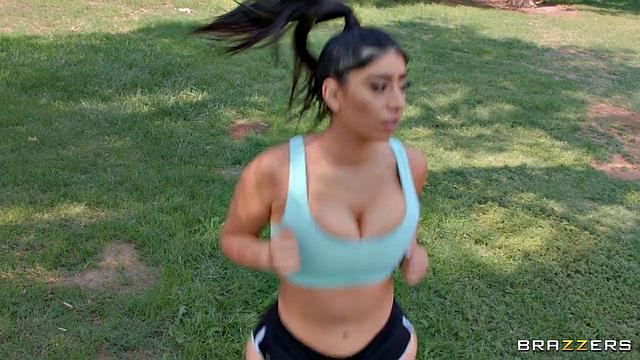 Виолет Майерс моет свои огромные сиськи, а брат подглядывает по заданию сестры - ну и кто тут не устоял?