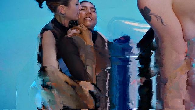 Мужественная брюнетка Муриэль Флора жарко отсасывает и катается на члене за деньги, под конец садится на лицо партнеру.