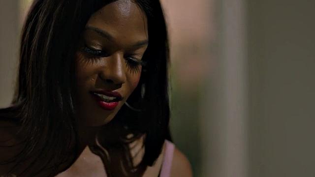 черная транса с большими сиськами сосет и трахается без резинки с парнем