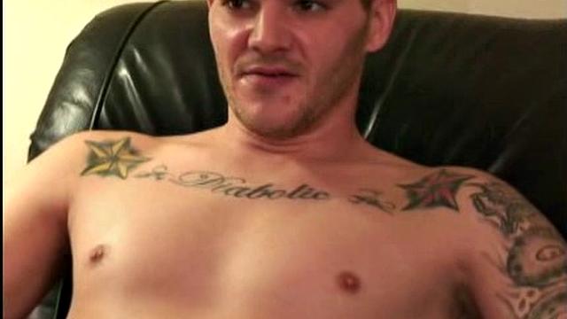 Джеймс дрочит толстый член и мощно кончает на камеру