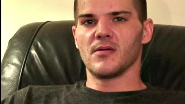 Джеймс дрочит толстый член и мощно кончает на камеру