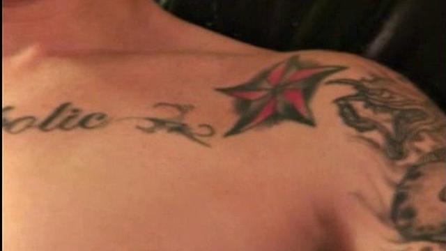 Джеймс дрочит толстый член и мощно кончает на камеру