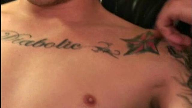 Джеймс дрочит толстый член и мощно кончает на камеру